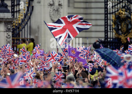 Massen begeistert winkenden Union Fahnen draußen Buckingham Palace wie Königin Elizabeth II auf dem Balkon des Buckingham Palace am Ende der Feierlichkeiten anlässlich ihres goldenen Jubiläums erscheint. Feierlichkeiten fanden statt im Vereinigten Königreich mit dem Herzstück einer Parade und Feuerwerk am Buckingham Palace, London Wohnsitz der Königin. Queen Elizabeth bestieg den britischen Thron 1952 nach dem Tod ihres Vaters, König George VI. Stockfoto