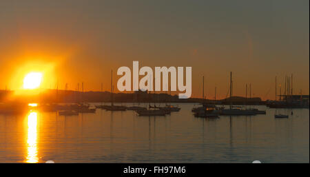 Herrlichen Sonnenuntergang Farbe im Hafen von Marina.  Ende von einem warmen, sonnigen Tag in Ibiza, Balearen St Antoni de Portmany, Spanien Stockfoto