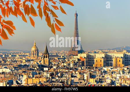 Blick auf den Eiffelturm bei Sonnenuntergang, Paris. Stockfoto