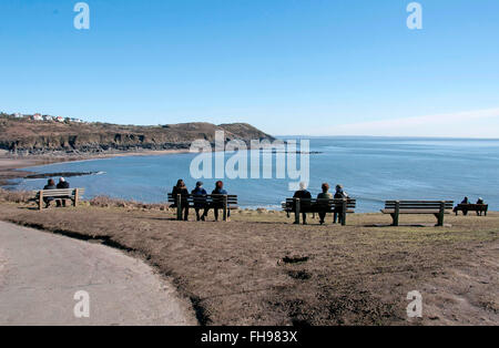 Gower Halbinsel, UK. 24. Februar 2016. UK Wetter: Wanderer eine Pause, um die Ansicht zu einem Snaple Zeitpunkt auf dem Küstenpfad zwischen Langland und Caswell Bucht auf der Halbinsel Gower heute Nachmittag in der schönen Wintersonne genießen. Bildnachweis: Phil Rees/Alamy Live-Nachrichten Stockfoto