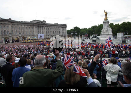 Eine geschätzte Menge von 1 Million gerade Königin Elizabeth II, andere Mitglieder der britischen königlichen Familie begleitet, wie sie in den Palast gehen, nachdem ein besonderes Schauspiel markieren ihr goldenes Jubiläum fand Platz außerhalb der Buckingham Palace. Feierlichkeiten fanden statt im Vereinigten Königreich mit dem Herzstück einer Parade und Feuerwerk am Buckingham Palace, London Wohnsitz der Königin. Queen Elizabeth bestieg den britischen Thron 1952 nach dem Tod ihres Vaters, König George VI. Stockfoto