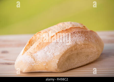 Frisches Brot am Holztisch auf Natur Hintergrund Stockfoto