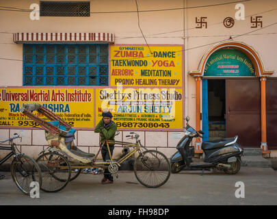 Rikscha-Fahrer warten auf einen Tarif in Varanasi, Indien Stockfoto