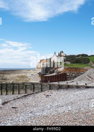 Cuckmere Haven Küstenwache Ferienhäuser an der Küste von Sussex von Küstenerosion bedroht Stockfoto