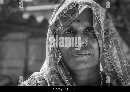 Porträt einer indischen Frau mittleren Alters in Orchha, Indien. Stockfoto