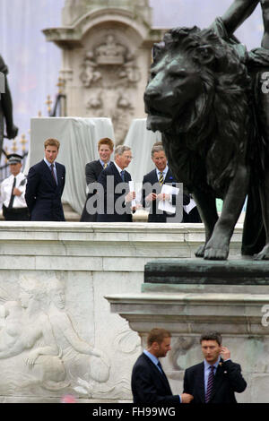 Prinzen Charles, William und Harry warten auf die Königin zu kommen bevor Sie beobachten ein besonderes Schauspiel Kennzeichnung von Königin Elizabeth II goldenes Jubiläum vor Buckingham Palast stattfand. Feierlichkeiten fanden statt im Vereinigten Königreich mit dem Herzstück einer Parade und Feuerwerk am Buckingham Palace, London Wohnsitz der Königin. Queen Elizabeth bestieg den britischen Thron 1952 nach dem Tod ihres Vaters, König George VI. Stockfoto