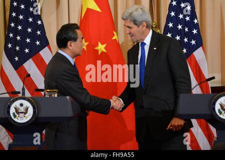 US-Außenminister John Kerry schüttelt Hände mit chinesischen Außenminister Wang Yi nach einer gemeinsamen Pressekonferenz am Department of State 23. Februar 2016 in Washington, D.C. Die beiden trafen sich früher um eine UN-Resolution, Nordkorea für die jüngsten Atomtests und die Auseinandersetzung über Inseln im Südchinesischen Meer zu bestrafen zu diskutieren. Stockfoto