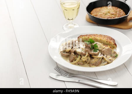 Zürich-Stil Kalbsragout und Rösti Kartoffel, Schweizer Küche Stockfoto