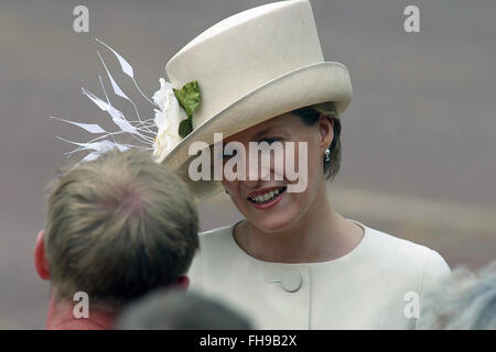 Die Gräfin von Wessex grüßt Gratulanten auf einen Rundgang in der Mall vor einer besonderen Festzug Kennzeichnung von Königin Elizabeth II goldenes Jubiläum vor Buckingham Palast stattfand. Feierlichkeiten fanden statt im Vereinigten Königreich mit dem Herzstück einer Parade und Feuerwerk am Buckingham Palace, London Wohnsitz der Königin. Queen Elizabeth bestieg den britischen Thron 1952 nach dem Tod ihres Vaters, König George VI. Stockfoto