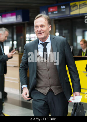 Dortmund, Deutschland. 24. Februar 2016. Borussia Dortmund CEO Hans-Joachim Watzke nach dem Einchecken am Flughafen in Dortmund, Deutschland, 24. Februar 2016. Borussia Dortmund sind auf dem Weg nach Portugal für die Rückfahrt von ihrem Europa-League-Spiel gegen den FC Porto. Foto: BERND THISSEN/DPA/Alamy Live-Nachrichten Stockfoto