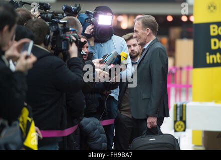 Dortmund, Deutschland. 24. Februar 2016. Borussia Dortmund CEO Hans-Joachim Watzke Interviews am Flughafen in Dortmund, Deutschland, 24. Februar 2016 zu geben. Borussia Dortmund sind auf dem Weg nach Portugal für die Rückfahrt von ihrem Europa-League-Spiel gegen den FC Porto. Foto: BERND THISSEN/DPA/Alamy Live-Nachrichten Stockfoto