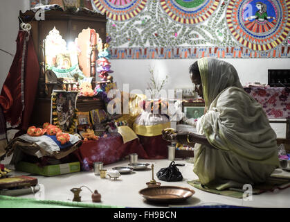 (160224)--NEU-DELHI, 24. Februar 2016 (Xinhua)--eine Witwe schmückt Altar von Lord Krishna vor Sonnenaufgang in einem Witwe Tierheim von Maitri Organisation in Vrindavan, Uttar Pradesh, Indien, 21. Februar 2016 laufen. Vrindavan, wo die Gottheit Krishna seine Kindheit nach Hinduismus verbrachte, gilt als "Stadt der Witwe" von der lokalen Bevölkerung. Frauen, besonders die aus West-Bengalen, die ihren Mann verloren und wurden von ihrer Familie und Kindern vertrieben in dieser kleinen Stadt zu sammeln und ihre restlichen Jahre Lord Krishna widmen. Die lokale Regierung und Charity Organisationen machte Anstrengungen zur Verbesserung ihrer Stockfoto