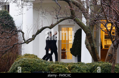 US-Präsident Barack Obama und Assistent des Präsidenten und Direktor des Büros für politische Strategie und Outreach David Simas Fuß zum Oval Office des weißen Hauses, nach dem Besuch eines DSCC Roundtables im Jefferson Hotel in Washington, DC, 23. Februar 2016. Bildnachweis: Aude Guerrucci / über CNP - kein Draht-SERVICE - Pool Stockfoto