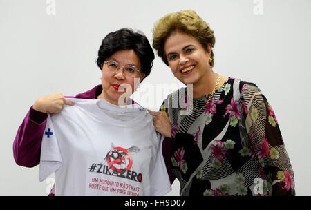 Brasilien Präsidentin Dilma Rousseff präsentiert Generaldirektor der World Health Organisation Margaret Chan mit einer Zika Null-t-Shirt während einer Besprechung, die brasilianische Regierung Maßnahmen zur Bekämpfung Zika-Virus und die Mücke Aedes Aegypti 23. Februar 2016 in Brasi Lia, Brasilien zu diskutieren. Stockfoto