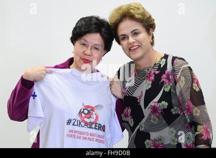 Brasilien Präsidentin Dilma Rousseff präsentiert Generaldirektor der World Health Organisation Margaret Chan mit einer Zika Null-t-Shirt während einer Besprechung, die brasilianische Regierung Maßnahmen zur Bekämpfung Zika-Virus und die Mücke Aedes Aegypti 23. Februar 2016 in Brasi Lia, Brasilien zu diskutieren. Stockfoto