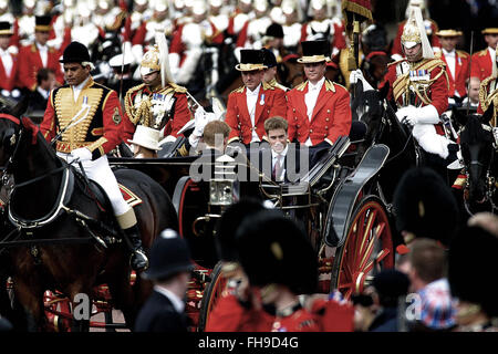 Eine Kutsche mit Prinzen Andrew und William fährt vom Buckingham Palace vor Königin Elizabeth II auf ihre zeremonielle Reise durch London zur St. Pauls Cathedral die Königin ein Dankgottesdienst besuchte um ihr goldenes Jubiläum zu feiern. Feierlichkeiten fanden statt im Vereinigten Königreich mit dem Herzstück einer Parade und Feuerwerk am Buckingham Palace, London Wohnsitz der Königin. Queen Elizabeth bestieg den britischen Thron 1952 nach dem Tod ihres Vaters, König George VI. Stockfoto