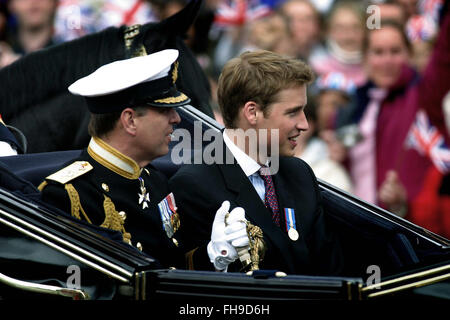 Eine Kutsche mit Prinzen Andrew (links) und William fährt vom Buckingham Palace vor Königin Elizabeth II auf ihre zeremonielle Reise durch London zur St. Pauls Cathedral die Königin ein Dankgottesdienst besuchte um ihr goldenes Jubiläum zu feiern. Feierlichkeiten fanden statt im Vereinigten Königreich mit dem Herzstück einer Parade und Feuerwerk am Buckingham Palace, London Wohnsitz der Königin. Queen Elizabeth bestieg den britischen Thron 1952 nach dem Tod ihres Vaters, König George VI. Stockfoto