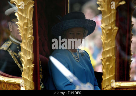 Königin Elizabeth II fährt vom Buckingham Palace auf ihre zeremonielle Reise durch London zur St. Pauls Cathedral, dort ein Dankgottesdienst besuchte um ihr goldenes Jubiläum zu feiern. Feierlichkeiten fanden statt im Vereinigten Königreich mit dem Herzstück einer Parade und Feuerwerk am Buckingham Palace, London Wohnsitz der Königin. Queen Elizabeth bestieg den britischen Thron 1952 nach dem Tod ihres Vaters, König George VI. Stockfoto