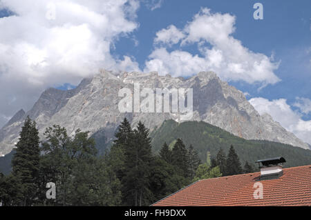 Zugspitzmassiv von Ehrwald aus gesehen, österreichische Alpen, Österreich. Stockfoto
