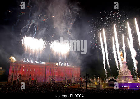 Massen außerhalb Buckingham Palace beobachten ein Feuerwerk am Ende einen besonderen Rock-Konzert zur Feier des Thronjubiläums von Königin Elizabeth II. Feierlichkeiten fanden statt im Vereinigten Königreich mit dem Herzstück einer Parade und Feuerwerk am Buckingham Palace, London Wohnsitz der Königin. Queen Elizabeth bestieg den britischen Thron 1952 nach dem Tod ihres Vaters, König George VI. Stockfoto