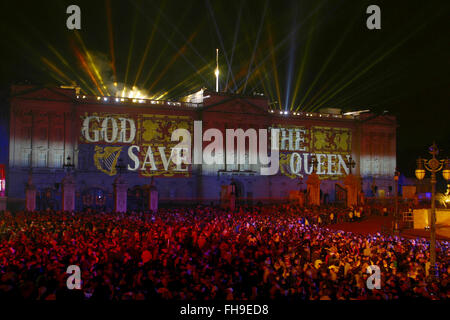 Menschenmengen vor Buckingham Palast beobachten eine Leuchtanzeige an der Fassade des Palastes am Ende ein besonderes Rockkonzert, Königin Elizabeth II goldenes Jubiläum zu feiern. Feierlichkeiten fanden statt im Vereinigten Königreich mit dem Herzstück einer Parade und Feuerwerk am Buckingham Palace, London Wohnsitz der Königin. Queen Elizabeth bestieg den britischen Thron 1952 nach dem Tod ihres Vaters, König George VI. Stockfoto