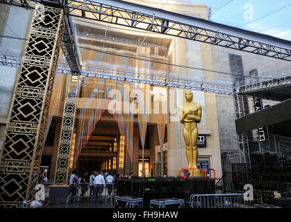 Los Angeles, USA. 23. Februar 2016. Eine Oscar-Statue ist außerhalb der Dolby Theater in Vorbereitung für den 88. Academy Awards in Los Angeles, USA, 23. Februar 2016 gesehen. Die Oscar-Verleihung wird am 28. Februar stattfinden. © Zhang Chaoqun/Xinhua/Alamy Live-Nachrichten Stockfoto