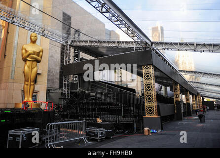 Los Angeles, USA. 23. Februar 2016. Eine Oscar-Statue ist außerhalb der Dolby Theater in Vorbereitung für den 88. Academy Awards in Los Angeles, USA, 23. Februar 2016 gesehen. Die Oscar-Verleihung wird am 28. Februar stattfinden. © Zhang Chaoqun/Xinhua/Alamy Live-Nachrichten Stockfoto