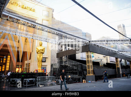Los Angeles, USA. 23. Februar 2016. Eine Oscar-Statue ist außerhalb der Dolby Theater in Vorbereitung für den 88. Academy Awards in Los Angeles, USA, 23. Februar 2016 gesehen. Die Oscar-Verleihung wird am 28. Februar stattfinden. © Zhang Chaoqun/Xinhua/Alamy Live-Nachrichten Stockfoto