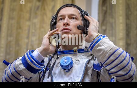 Internationale Raumstation ISS-Expedition 47 backup Crew Mitglied russische Kosmonaut Sergei Ryzhikov zieht seinen Sokol Anzug vor seinem Sojus Qualifikation Prüfungen an den Gagarin-Kosmonautentrainingszentrum 24. Februar 2016 in Star City, Russland. Stockfoto