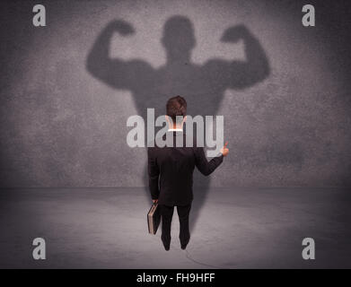 Erfolgreicher Geschäftsmann mit starken Schatten Stockfoto