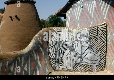 Gemälde auf afrikanische Schlamm Wand in einer familiären Verbindung Stockfoto