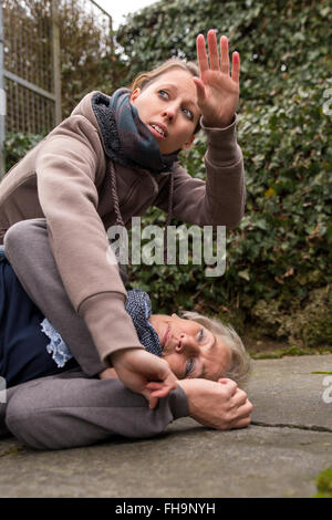 Frauen, die einen Unfall haben, braucht man Hilfe Stockfoto