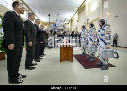 Star City, Russland. 24. Februar 2016. Internationale Raumstation ISS-Expedition 47 bester Besatzungsmitglieder Jeff Williams, links, russischer Kosmonaut Oleg Skripochka, Center, und russische Kosmonaut Alexei Ovchinin sprechen mit Mission Manager vor ihre Sojus Qualifikation Prüfungen auf der Gagarin-Kosmonautentrainingszentrum 24. Februar 2016 in Star City, Russland. Stockfoto