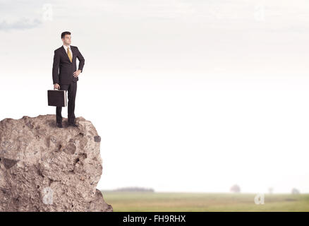 Glückliche Verkäufer auf Klippe im Land Stockfoto