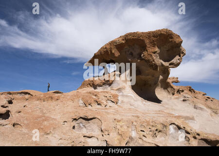 Ein Tourist geht durch das Tal der Felsen innerhalb von Eduardo Avaroa Anden Fauna Nationalreservat Stockfoto