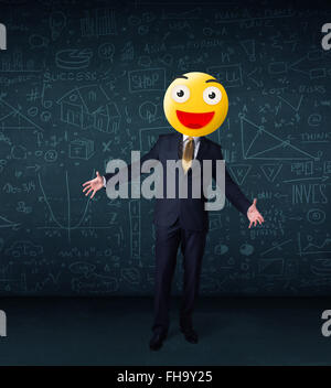 Geschäftsmann trägt gelbe Smiley-Gesicht Stockfoto
