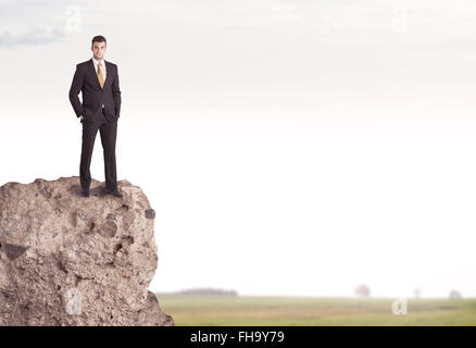 Glückliche Verkäufer auf Klippe im Land Stockfoto