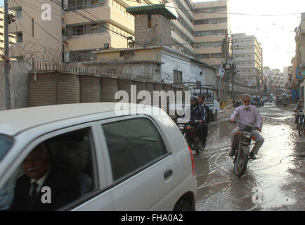 Pendler, die stagnierende Kanalisation Wasser, auch mit die Nachlässigkeit der zuständigen Behörden in der Nähe Sindh Secretariat Building bei Kamal Ataturk Road auf Mittwoch, 24. Februar 2016 auf der Durchreise. Stockfoto