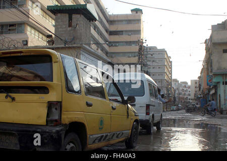 Pendler, die stagnierende Kanalisation Wasser, auch mit die Nachlässigkeit der zuständigen Behörden in der Nähe Sindh Secretariat Building bei Kamal Ataturk Road auf Mittwoch, 24. Februar 2016 auf der Durchreise. Stockfoto