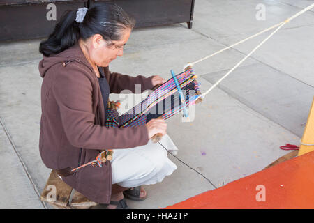 Santo Tomás Jalietza, Oaxaca, Mexiko - eine Frau arbeitet auf einem Rückengurt Webstuhl auf dem Weber-kooperative. Stockfoto