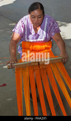 Santo Tomás Jalietza, Oaxaca, Mexiko - eine Frau arbeitet auf einem Rückengurt Webstuhl auf dem Weber-kooperative. Stockfoto