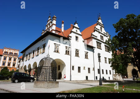 Levoca, PRESOV, Slowakei - 6. August 2013: Alte historische Gebäude auf dem zentralen Platz des Sommers in Levoca, Slowakei. Stockfoto