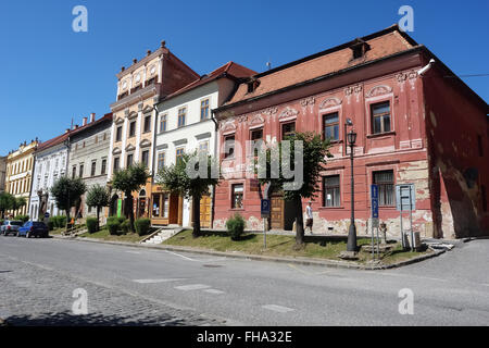 Levoca, PRESOV, Slowakei - 6. August 2013: Straße mit alten historischen Gebäuden in der Stadt Levoca, Slowakei. Stockfoto