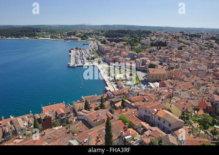 Rovinj, Blick vom Campanile der Heiligen Euphemia über Altstadt und Hafen. Kroatien Stockfoto