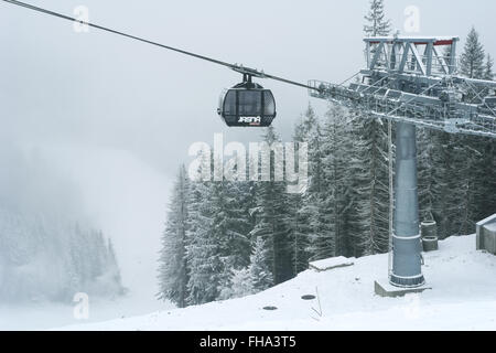 Jasna Resort, LIPTAUER, Slowakei - 1. Dezember 2012: neue super Lift Funitel in Jasna, Nizke Tatry, Slowakei. Stockfoto