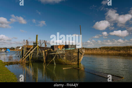 Pflichtverletzung, einschließlich Rosten von Eisen-Boot auf dem Fluss Hull an einem hellen sonnigen Morgen im Winter in Beverley, Yorkshire, Großbritannien. Stockfoto