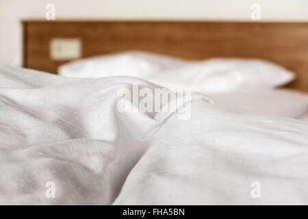 Closeup weiße Bettwäsche-Bettwäsche in einem Hotelzimmer, Konzept-Reisen und Urlaub Stockfoto