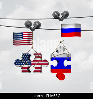 Amerikanischen und russischen Zusammenarbeit Erfolg als zwei Teile eines Jigsaw Puzzle Fron der Vereinigten Staaten und Russland kommen zusammen, um als globale Teamarbeit Metapher für ein internationales Abkommen zu vereinen. Stockfoto