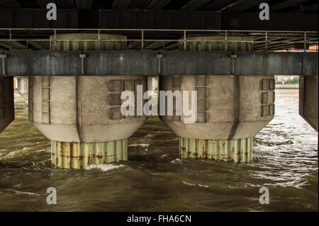 Brücke, die tragenden Säulen aus Fluss Stockfoto