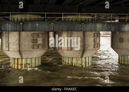 Brücke, die tragenden Säulen aus Fluss Stockfoto